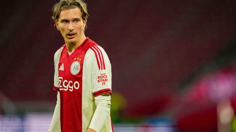 Ajax-aanvaller Mika Godts debuteert in België-selectie, Mexico-keeper ...