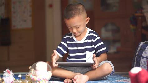 Playing Computer Clip 的图像结果