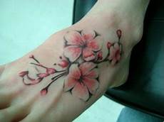 tatuaggio ramo con fiori foto tatuaggio fiori di ciliegio sul piede the house of tatuaggio ramo con fiori foto tatuaggio fiori di ciliegio sul piede the house of