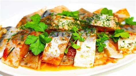 Потрясающе вкусная скумбрия, маринованная в томате, придется по душе ...