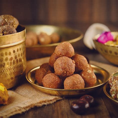 TASTY TREATS FOR EXPECTANT MOMS: GOND KE LADDU IN PREGNANCY – Maa Mitahara