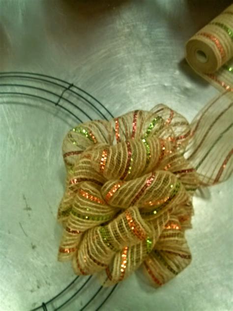 Christmas Wreath Tutorials Using Deco Mesh 的图像结果