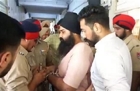 जेल में बंद कैदी के बाल काटने का मामला पकड़ने लगा तूल - prisoner hair ...