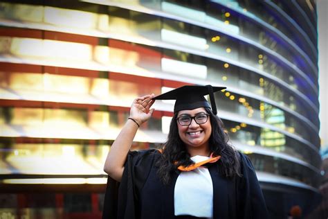 DMU Live Stream Graduation 的图像结果