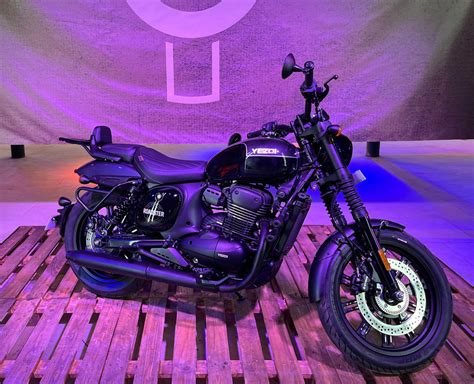 Yezdi Roadster 2025: 'Born Out of Line' with 50+ Custom Combos, Starts ...