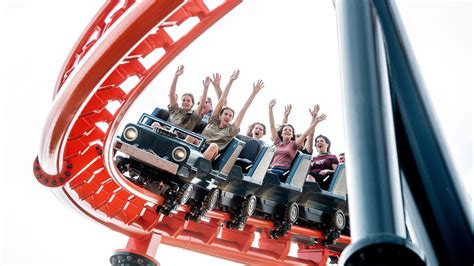 What kind of summer fun can one have at theme parks near Nashville?