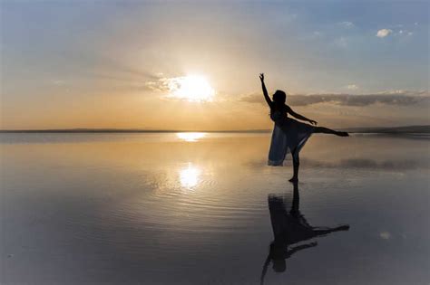 水面上跳芭蕾舞的女人图片-夕阳下站在水面上跳芭蕾舞的女人素材-高清图片-摄影照片-寻图免费打包下载