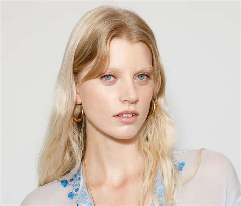 8 Dry Shampoo Alternatives for When You're in a Pinch