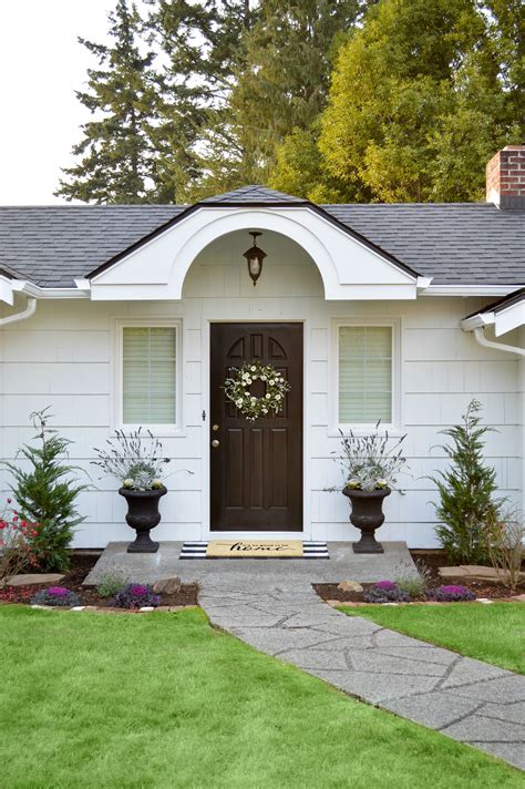 25 Inspiring Exterior House Paint Color Ideas: Exterior White Paint House