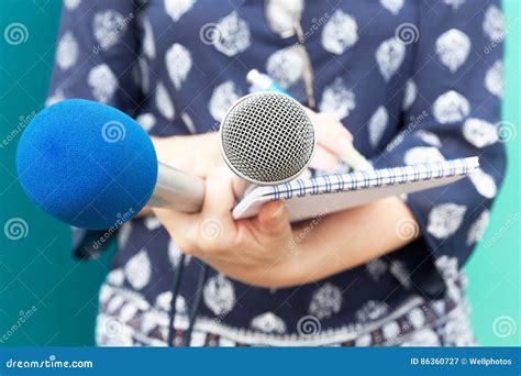 Reporter Taking Notes 的图像结果