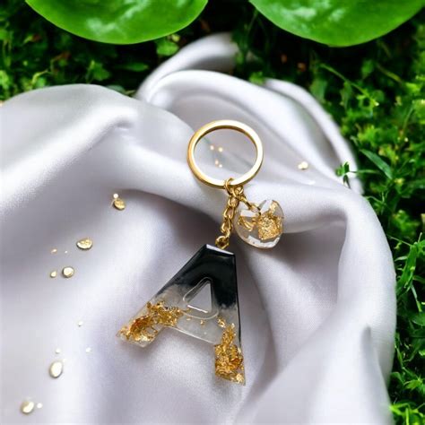 🔑 Custom Resin Alphabet Keychain – Black & Gold Flakes Edition – Handarted