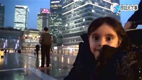 外国人一家三口游中国上海，小美女看上海夜景，看得目不转睛_腾讯视频