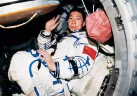 中国首位进入太空的航天员杨利伟获“空间科学奖章”_新闻中心_中国网