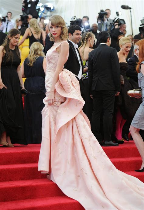 Taylor Swift wears pale pink Oscar de la Renta to the 2014 Met Gala