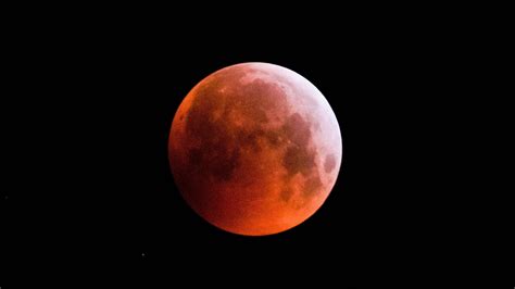 https://cdn.apollo.audio/one/media/67d2/b004/c614/0ee2/ec8e/0bfd/blood-moon-how-to-view-lunar-eclipse.jpg?crop=0%2C0%2C1079%2C1920&format=jpg&quality=80&resize=crop