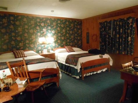 THE 1896 HOUSE COUNTRY INN - BROOKSIDE & PONDSIDE (Williamstown ...