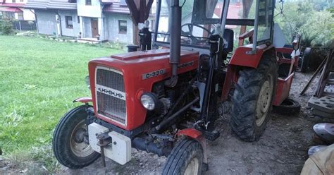 Ciągnik URSUS C330 z 1993 roku wraz z paką/skrzynią i nowym ładowaczem TUR.