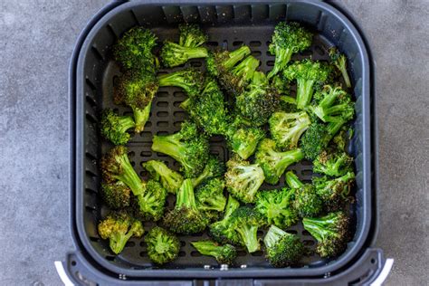 10 Minute Air Fryer Broccoli Recipe (Crunchiest!) - Momsdish