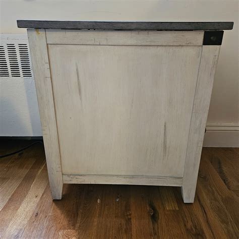 Raymour & Flanigan Dakota End Table - AptDeco