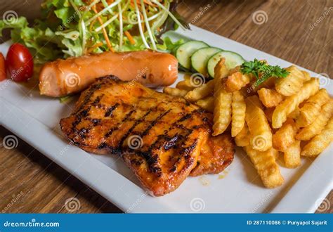 Bistec De Pollo Y Salchichas Con Plato Lateral Foto de archivo - Imagen ...