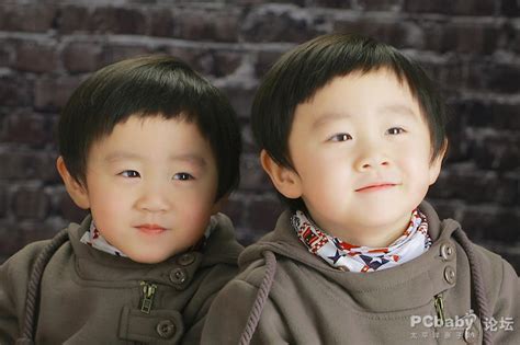 双胞胎男孩玩-包图企业站
