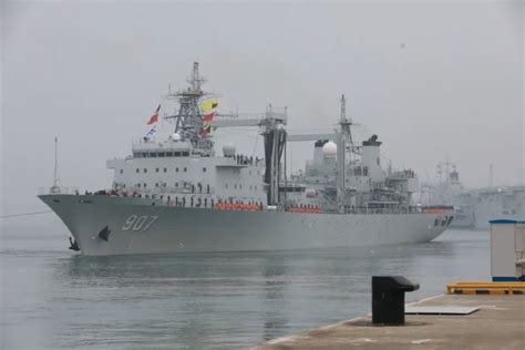 海军湛江舰组织舰艇开放日和甲板招待会
