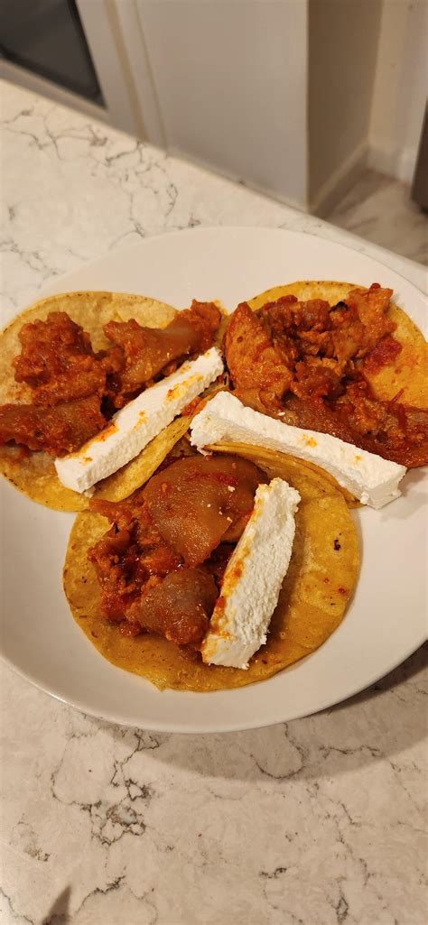 Tacos de chicharron en salsa roja : r/mexicanfood