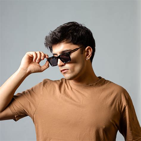 HW BASIC BLACK WAYFARER – hamiltanowinston