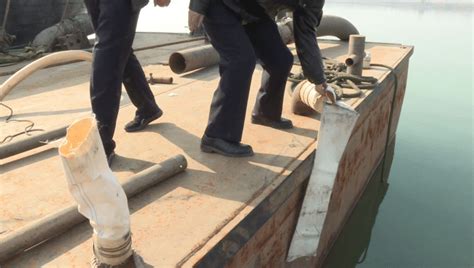 安徽淮南：实拍，采砂船改成”潜水艇”牟取暴利，还配了消音器