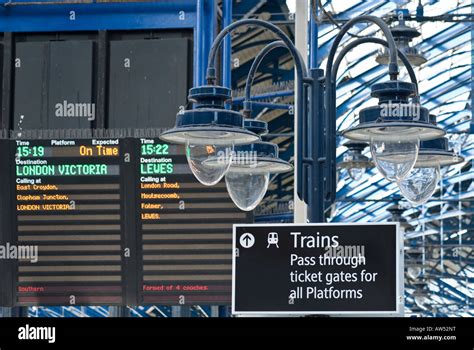 LED Indicator On Local Train 的图像结果