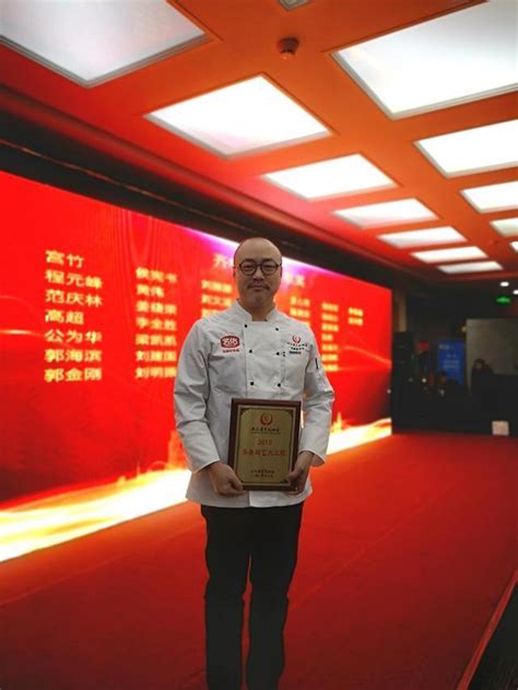 济南厨师获颁“齐鲁厨艺大工匠”，从一只烤鸭看山东厨师的工匠精神 - 哔哩哔哩