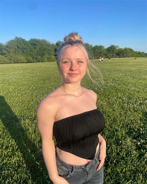 Lilly May | beautiful weather ☺️🩵 | Instagram