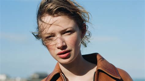 Wonderland / Anna Lund - Buzz White Studios