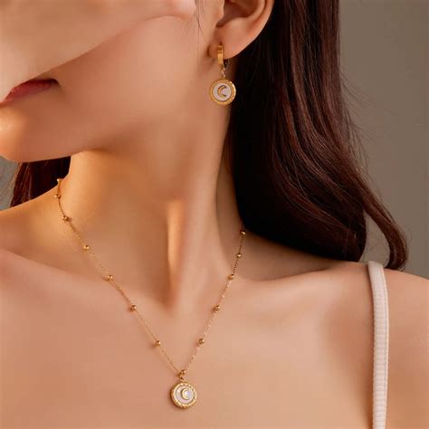 Charlette-Moon Shaped Charm Necklace - Sumaeoa