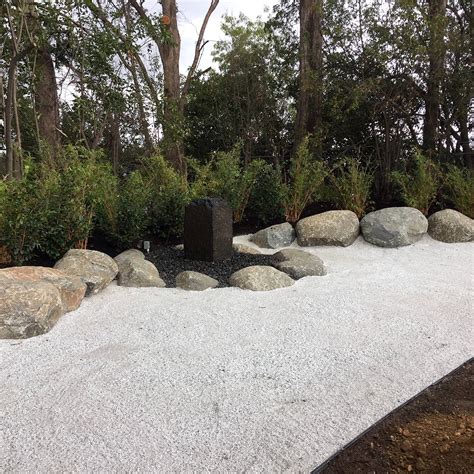Backyard Decomposed Granite Landscape Design / Rock fines ground cover ...
