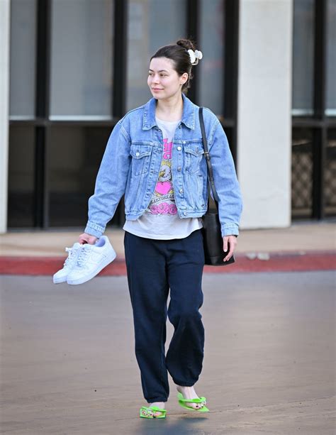 The best Miranda Cosgrove feet pictures 🤩