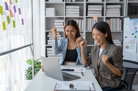 Group of Smiling Business Women 的图像结果