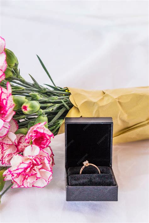 Ehering mit Blumenblumenstrauß auf Tabelle | Premium Foto