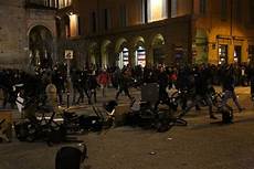 studenti bologna bologna guerriglia in zona universitaria le barricate studenti bologna bologna guerriglia in zona universitaria le barricate