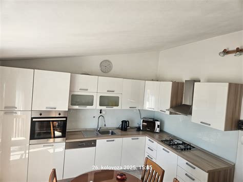 Kuhinja 3,68 x 2,20 m s aparatima – dobro očuvana