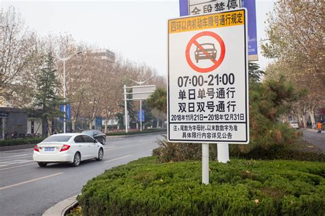 省会城市单双号限行40天 被批“猪病了让人吃药”|限号|郑州|郑州市_新浪新闻