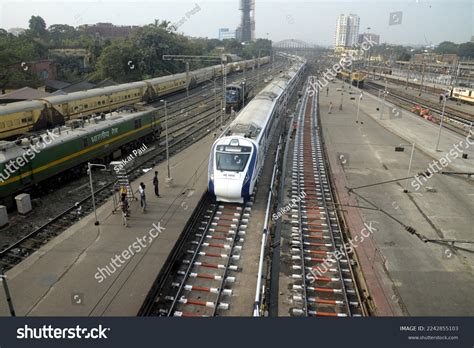 Howrah Station Local Train 的图像结果