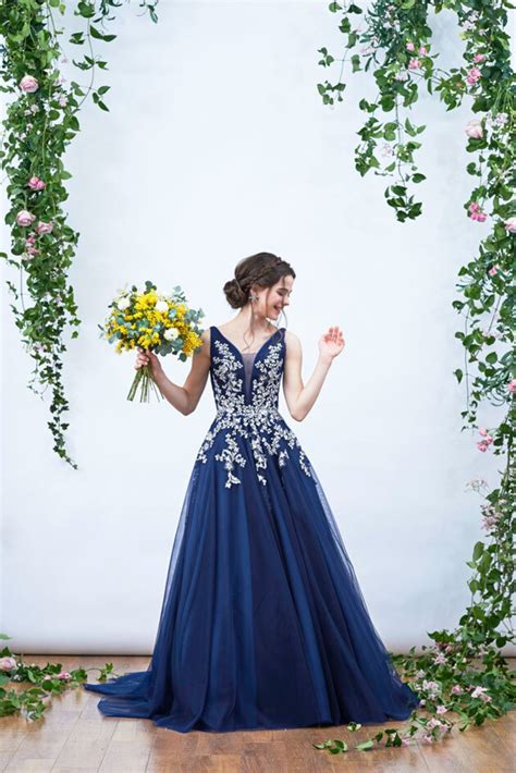 送料無料！カラードレス ネイビー色 キャミソール 背中見せ/バックレス 花柄のモチーフ刺繍が美しく 上品レース トレーン オーダードレス ノー ...
