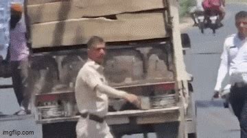 Rajasthan Viral Video: खुलेआम रिश्वत ले रहे थे 3 पुलिसकर्मी, SP के पास ...