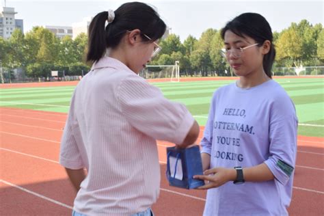 蚌埠学院外国语学院团总支学生会开展“喜迎国庆，爱满重阳”活动