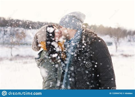 和喜欢的人赴一场初雪，一起体验冬季恋歌的浪漫。|摄影|人像|Pooma卜马 - 原创作品 - 站酷 (ZCOOL)