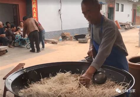 农村厨师用柴火大铁锅炖大锅菜，地道的乡村味道，刚煮好就抢着盛__凤凰网