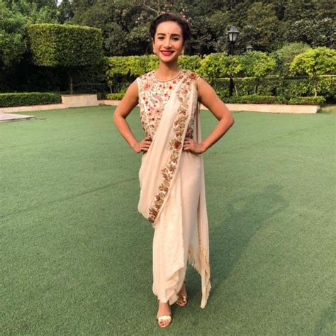 8 Different Styles of Wearing Saree Pallu That Will Infuse Grace and ...