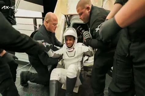 Smiling 'Shux' egresses Dragon spacecraft after successful mission