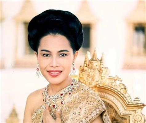 她18岁嫁给泰国国王，50岁时却外遇王室保镖，如今孤独终老|普密蓬|保镖|国王_新浪新闻